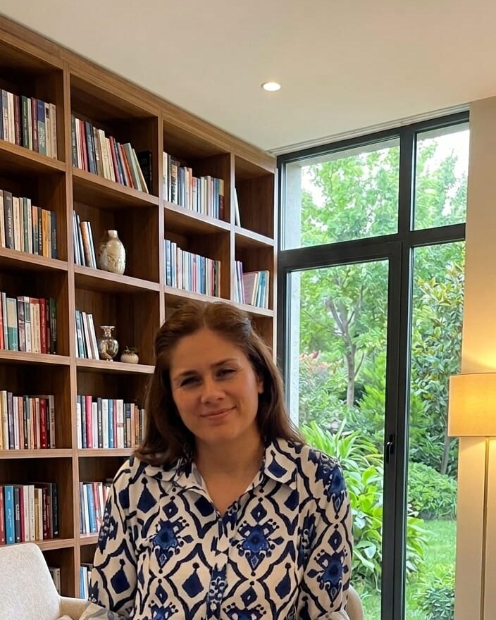 Esra Duman Karakaya — kütüphanesinin önünde portre